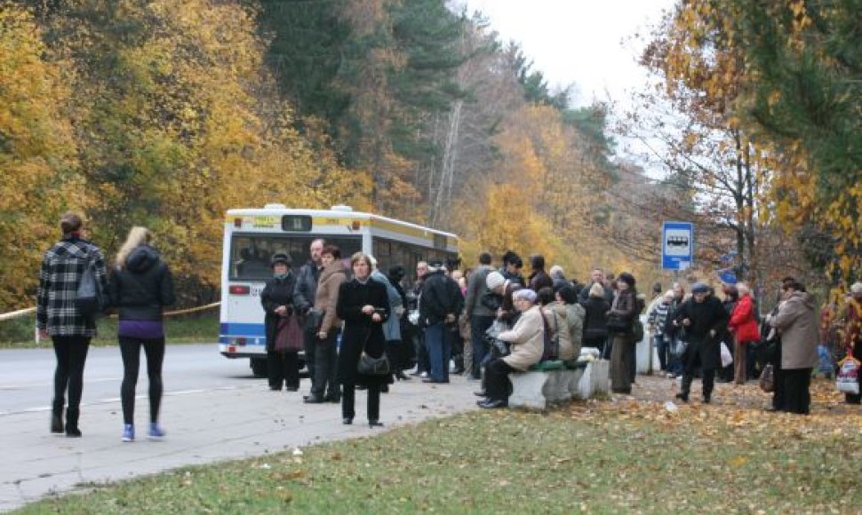 Autobusais į kapines atvažiavę klaipėdiečiai nepatyrėjo didelio patogumo. 