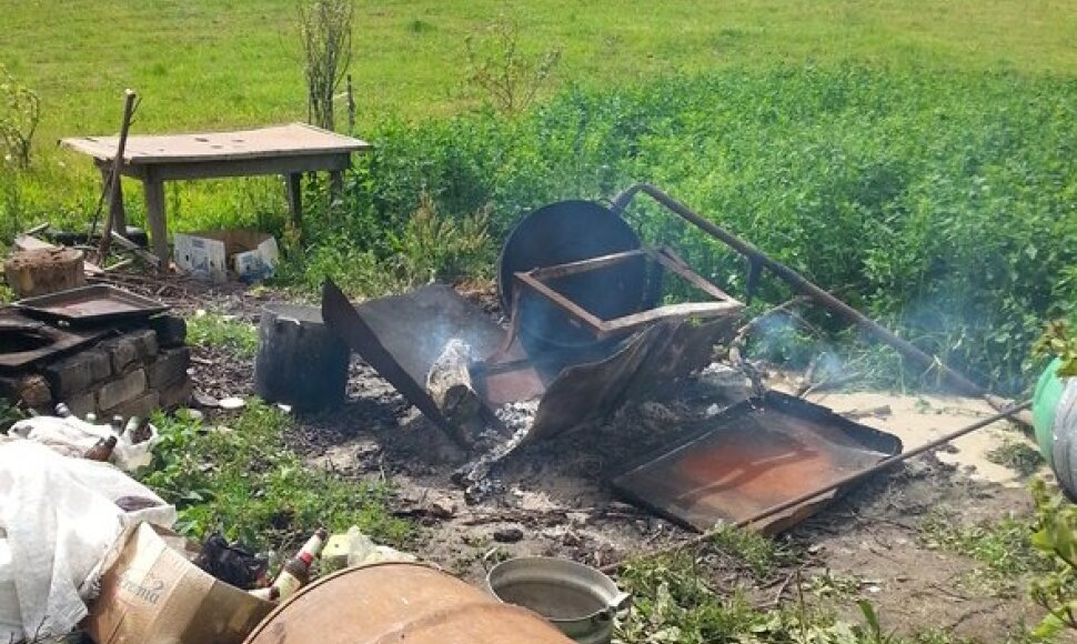 &Scaron;ilalės rajone, Rubaičių kaime, degtinė buvo gaminama tiesiog gyvenamojo namo kieme, visi&scaron;kai nesistengiant nuslėpti vykdomą nusikalstamą veiką. 