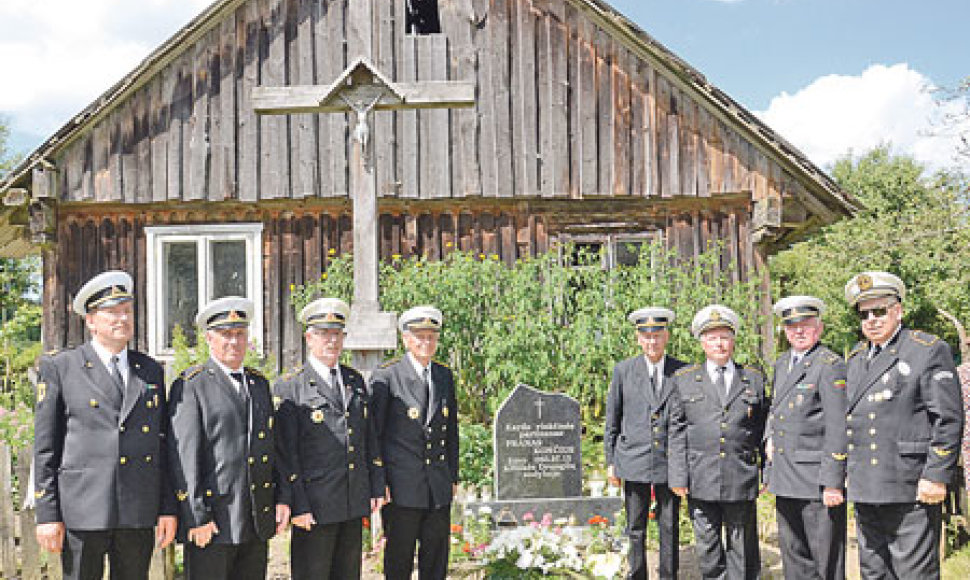 Didžiųjų Žalimų kaime atidengtas paminklas paskutinio Lietuvos partizano Prano Končiaus žuvimo vietai atminti