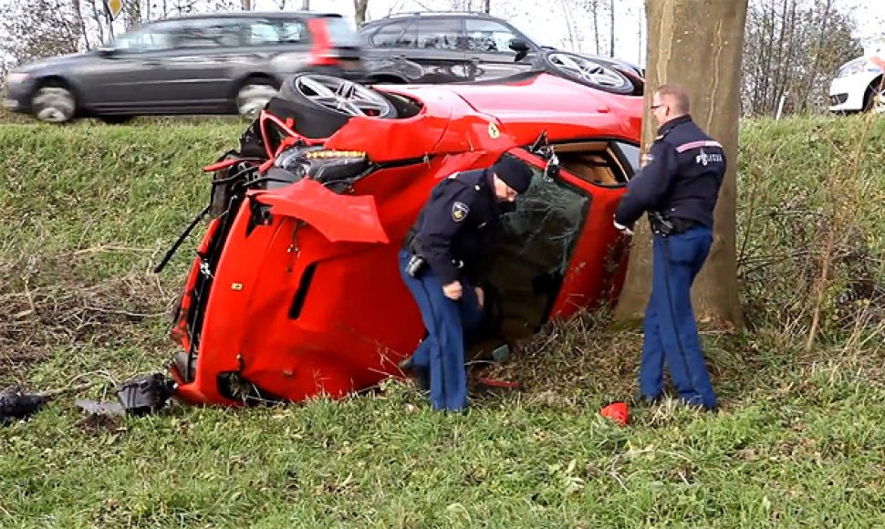 Sudaužytas „Ferrari F12 Berlinetta“