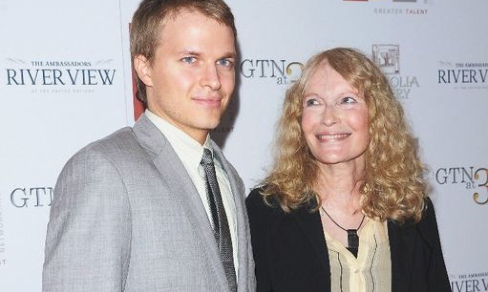 Woody Alleno sūnus Ronanas Farrow ir jo motina, aktorė Mia Farrow