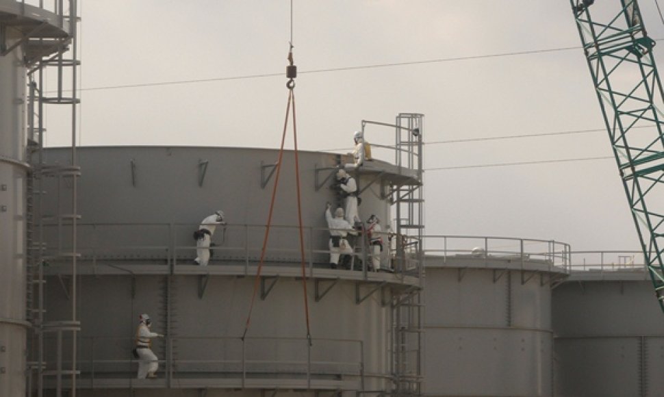 Darbuotojai prie Fukušimos-1 atominės elektrinės stato vandens rezervuarus