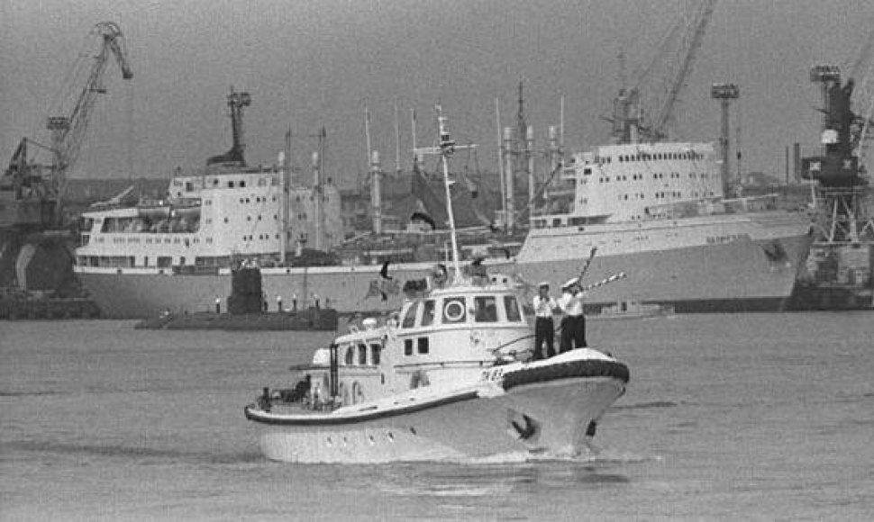Šioje unikalioje nuotraukoje - 1975 m. Jūros šventės metu Klaipėdoje parade dalyvavęs povandeninis laivas (kairėje, už katerio). Neaišku, ar jis - svečias, ar iš Alksnynės bazės. Albino STUBROS (VšĮ „Klaipėdis“) nuotr.