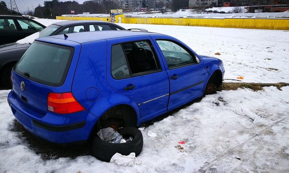 Dega vis daugiau apleistų automobilių