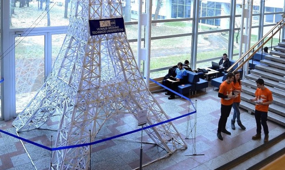 VGTU iškilo vienas žymiausių Paryžiaus simbolių – Eifelio bokštas