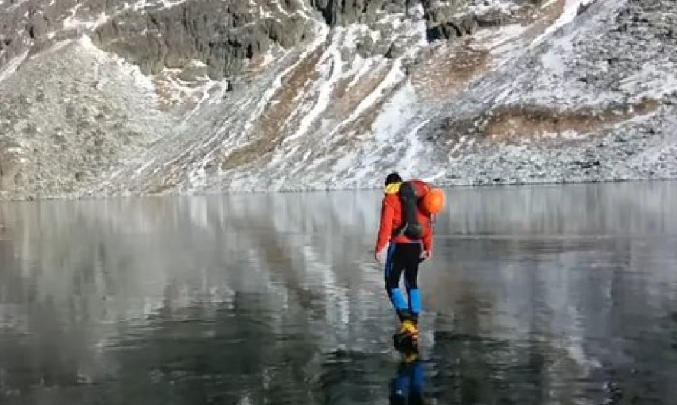 Tomas Nunukas kartu su draugu užfiksavo, kaip jie vaikščioja ant užšalusio kalnų ežero.