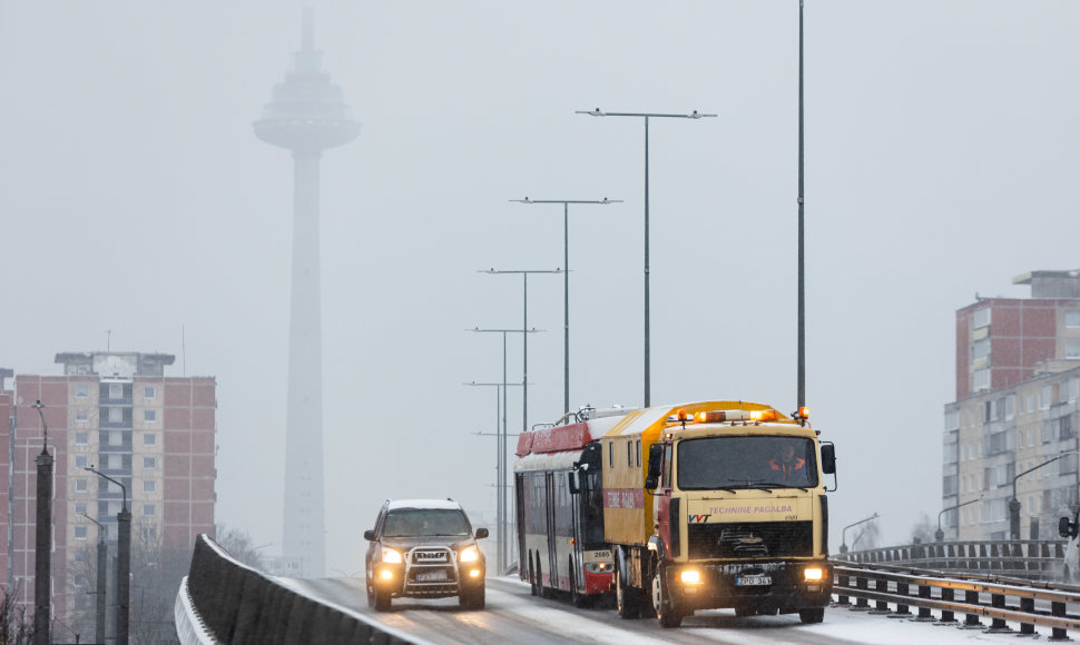 Dėl iškritusio sniego pablogėjusios eismo sąlygos Vilniuje