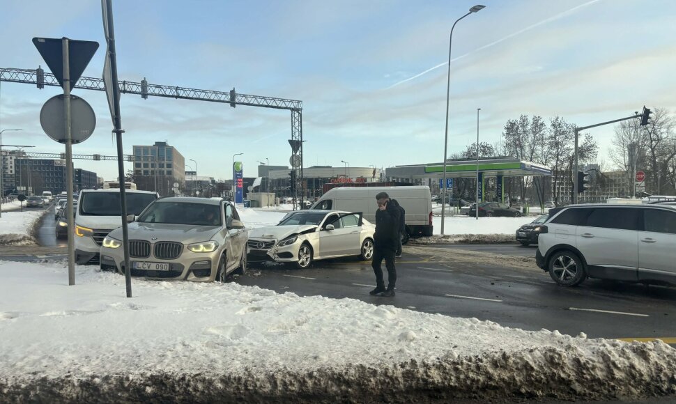 Vilniaus Geležinio Vilko gatvėje susidūrė trys automobiliai 