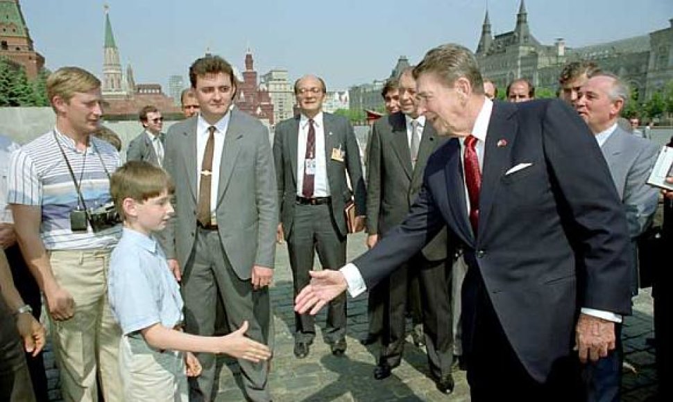 Ronaldo Reagano vizito metu aplink knibždėjo žmonės iš KGB.