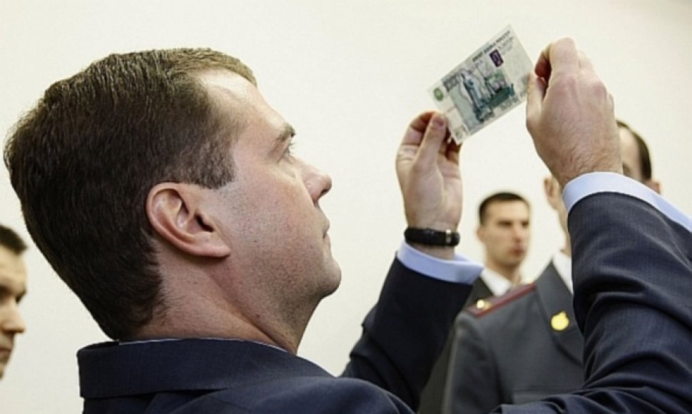Rusijos prezidentas Dmitrijus Medvedevas Rusijos Banką ragino rečiau kaitalioti rublio kursą.