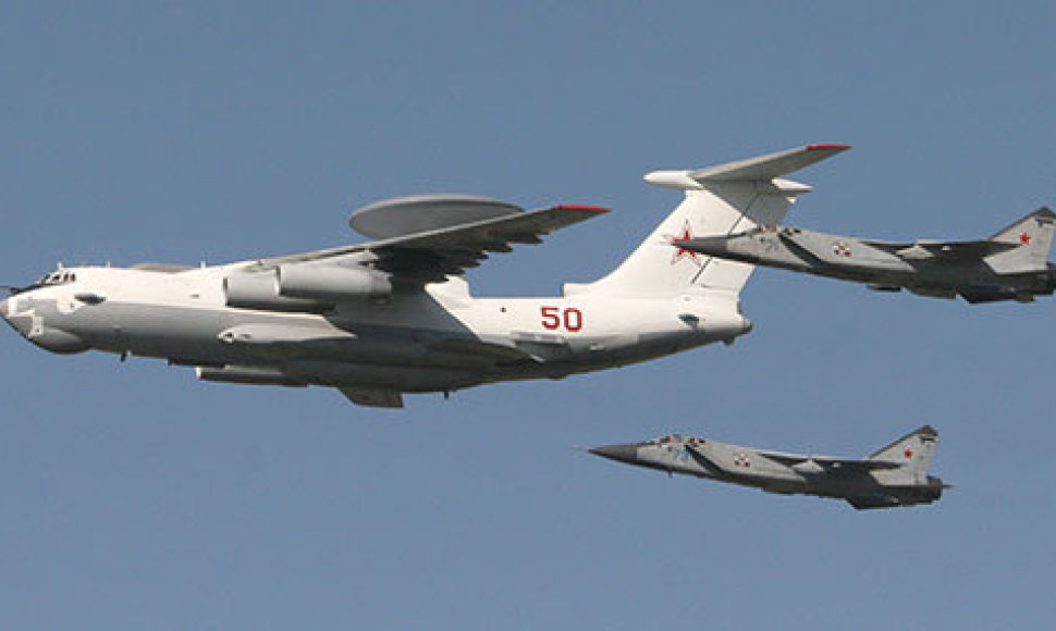 Rusijos lėktuvas А-50. Jį lydi du naikintuvai MiG-31.