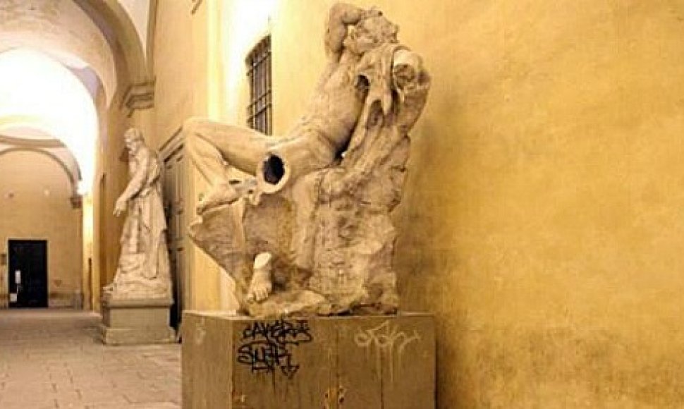 Cтудент во время съемки «селфи» сломал греческую статую