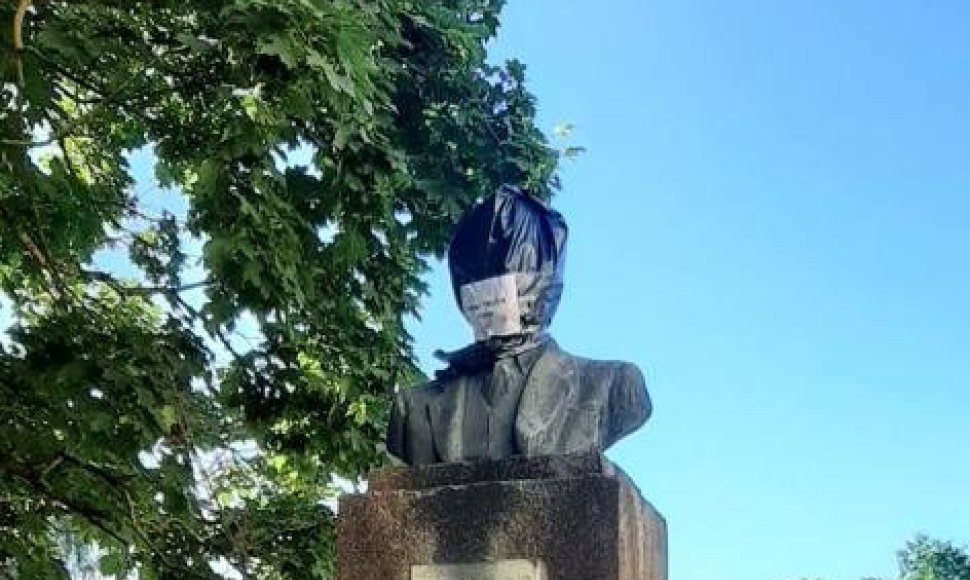 Ant P.Cvirkos paminklo Kaune užmautas juodas maišas