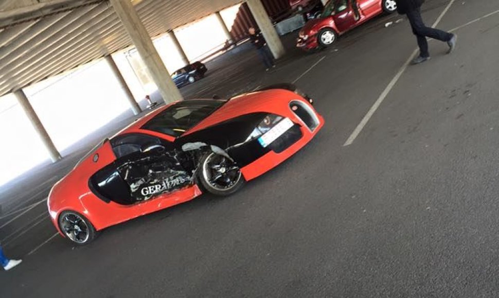 Sudaužytas „Bugatti Veyron“ („Audi A6“)