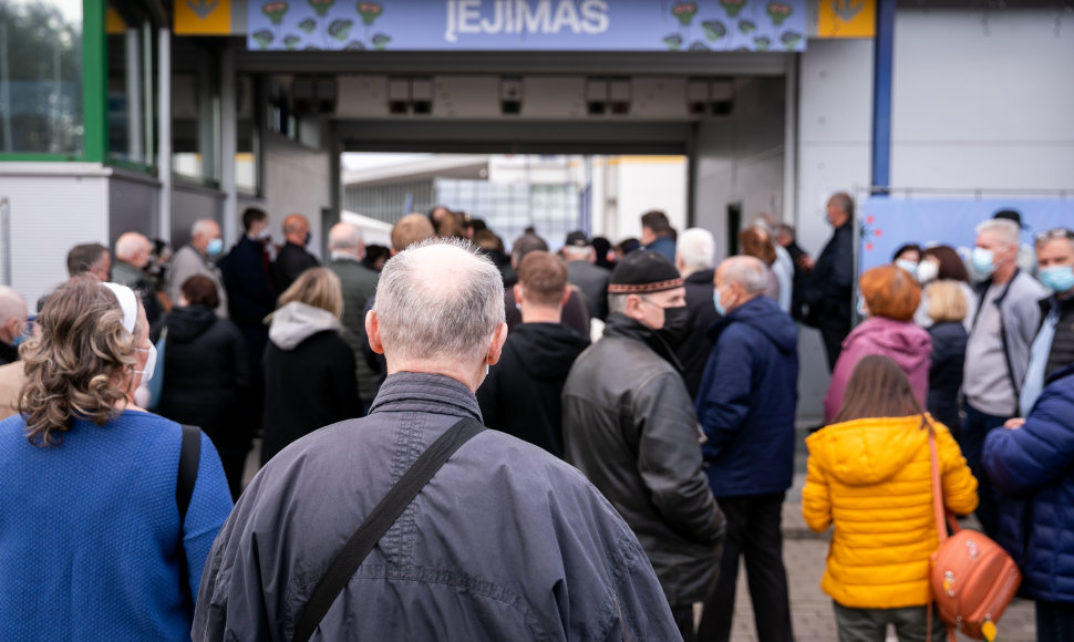 Žmonių eilės prie vakcinavimo centro „Litexpo“