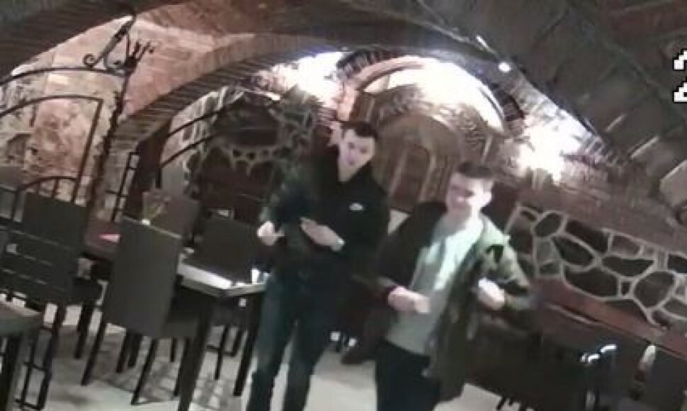 Ieškomi įtariamieji
