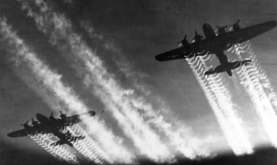 JAV bombonešiai B-17 „Skraidančiosios tvirtovės“ – vieni iš lėktuvų, kurie dalyvavo antskrydžiuose.
