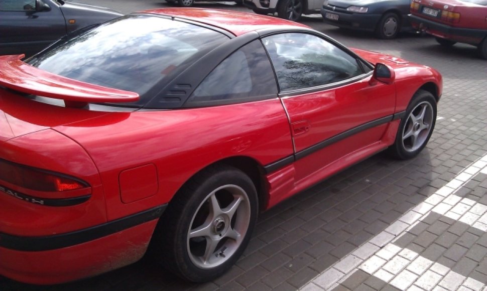 Neįgaliųjų vietoje sustojęs „Dodge Stealth“