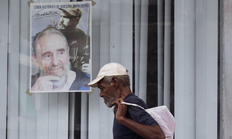 Kubietis eina pro Fidelio Castro, švenčiančio 87-eptintąjį gimtadienį, plakatą.