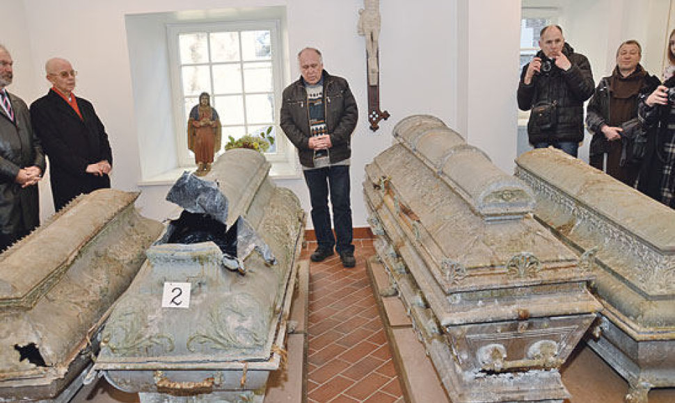Visi keturi sarkofagai, viduryje – Sofijos ir Juozapo Tiškevičių - dabar saugomi Kretingos muziejaus Vandens malūno rūsyje. Istorikas Julius Kanarskas (centre) su paslaptingais radiniais supažindino Dvaro menų festivalio svečius. 