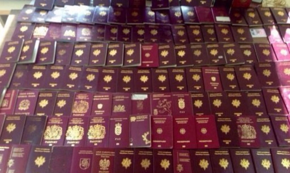 Tarp „Islamo valstybei“ gabentų pasų - ir lietuviškas. 