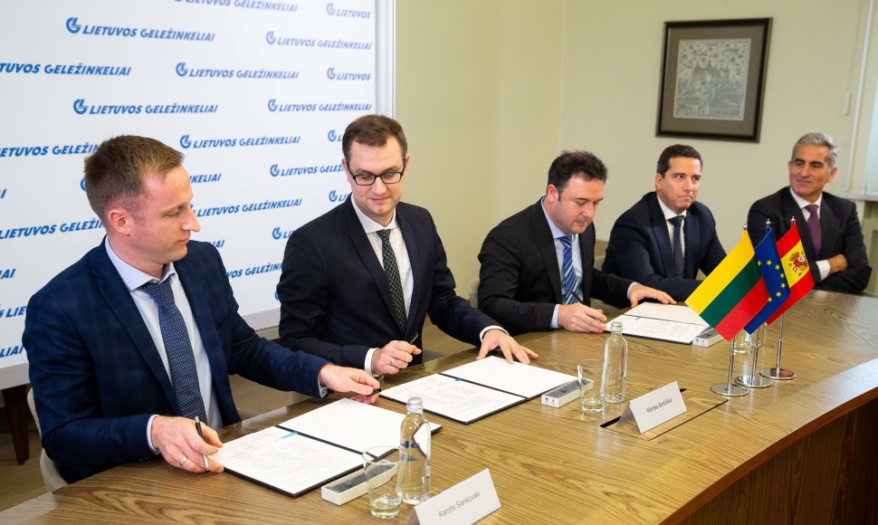 „Lietuvos geležinkeliai“ penktadienį pasirašė geležinkelio ruožo Klaipėda-Vilniaus elektrifikavimo sutartį
