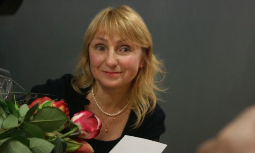 Poetė Elena Karnauskaitė tapo 26-ąja Ievos Simonaitytės premijos laureate.