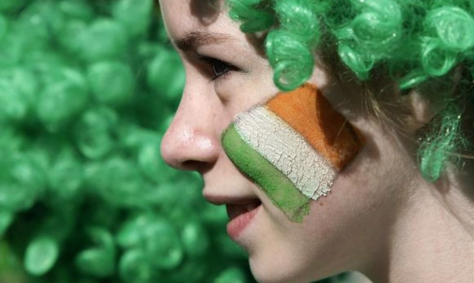 Mergina su Airijos vėliava ant žando.
