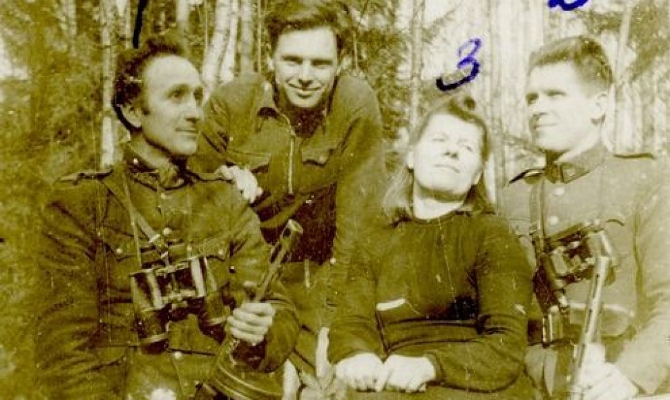 Kęstučio apygardos Butigeidžio rinktinės partizanai. Iš kairės: 1. Pranas Undraitis-Paganinis (pažymėtas Nr. 1), 2. Marija Šimkienė-Drebulė (pažymėta Nr. 3), 3. Antanas Šimkus-Jazminas (pažymėtas Nr. 2). Ne vėliau kaip 1950 m. Fotonuotrauka.