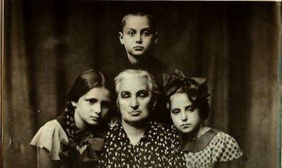 Vilniaus geto metraštininkas Icchokas Rudaševskis kartu su močiute ir pusseserėmis prieš prasidedant karui.