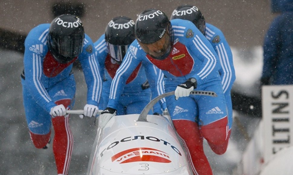 Rusijos sportininkai stumia ledroges 