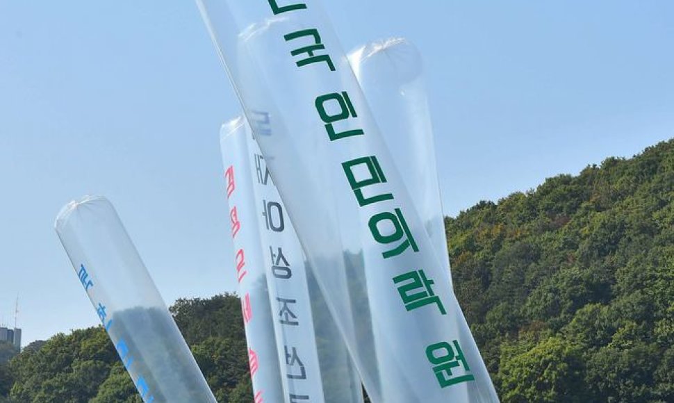 Pietų Korėjos akcijos dalyviai ruošiasi leisti balionus į Šiaurės Korėją