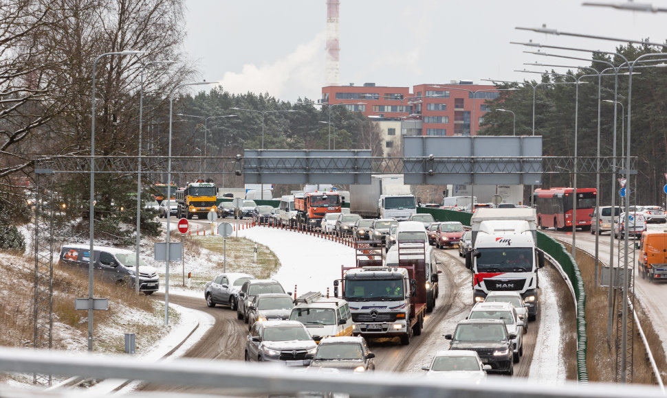 Sniegas sunkina eismo sąlygas Vilniuje