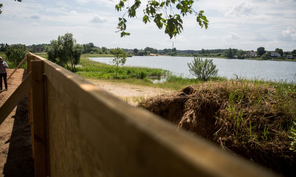 Pilaitės mikrorajone išdygusi tvora užblokavo priėjimą prie ežero