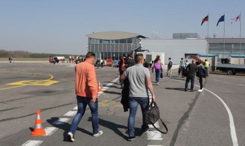 Nacionalinio visuomenės sveikatos centro Klaipėdos departamento specialistai iki šiol vyksta į visus Klaipėdą pasiekiančius tarptautinius keltus ir Palangos oro uoste besileidžiančius lėktuvus.