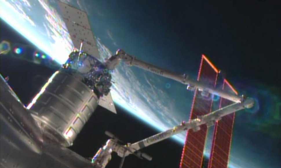 Kosminis laivas „Cygnus“ prijungiamas prie Tarptautinės kosminės stoties