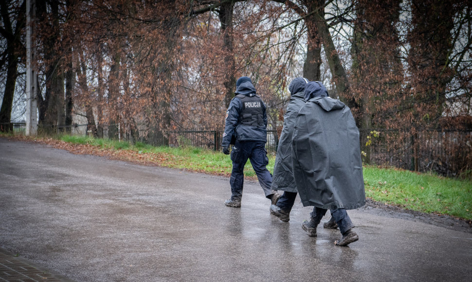 Policijos pareigūnai Pševoduvo kaimo teritorijoje ieško sprogimo įkalčių. Lenkija, 2022 m. Lapkričio 16 d. 