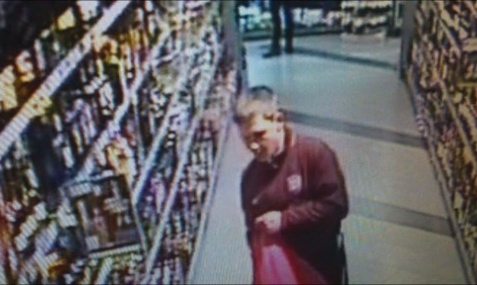 Vaizdo kameros užfiksavo alkoholio vagystę parduotuvėje Klaipėdoje