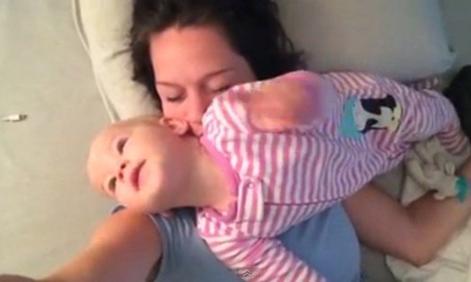 Naujas interneto hitas – kūdikis bando pažadinti miegančią mamą. 