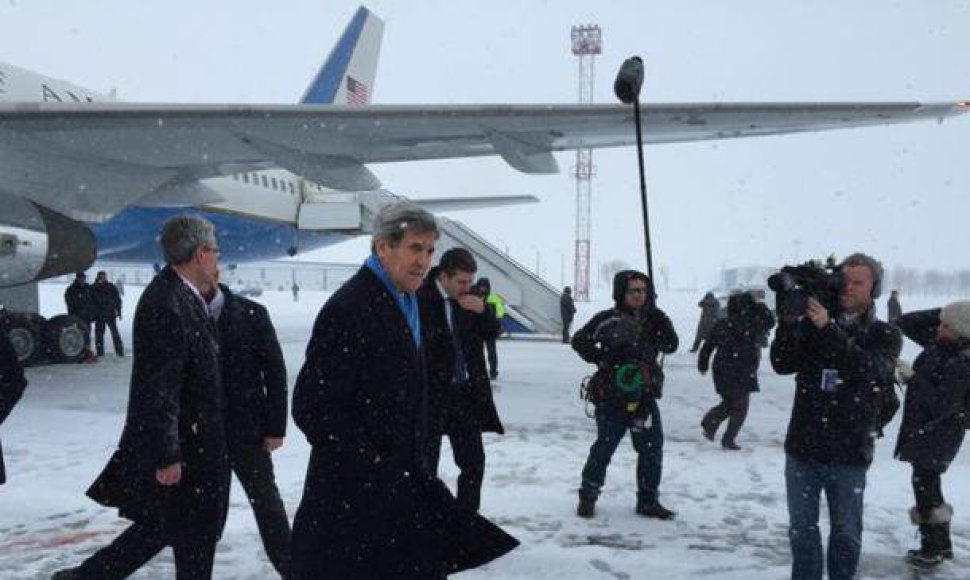 Johnas Kerry jau atvyko į Kijevą.