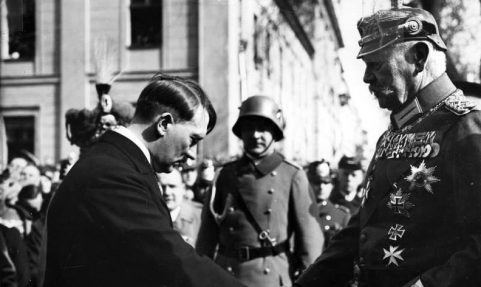 Reichskancleriu paskirtas Adolfas Hitleris pagarbiai sveikinasi su reichsprezidentu Pauliumi von Hindenburgu (1933 m. kovo 21 d.)