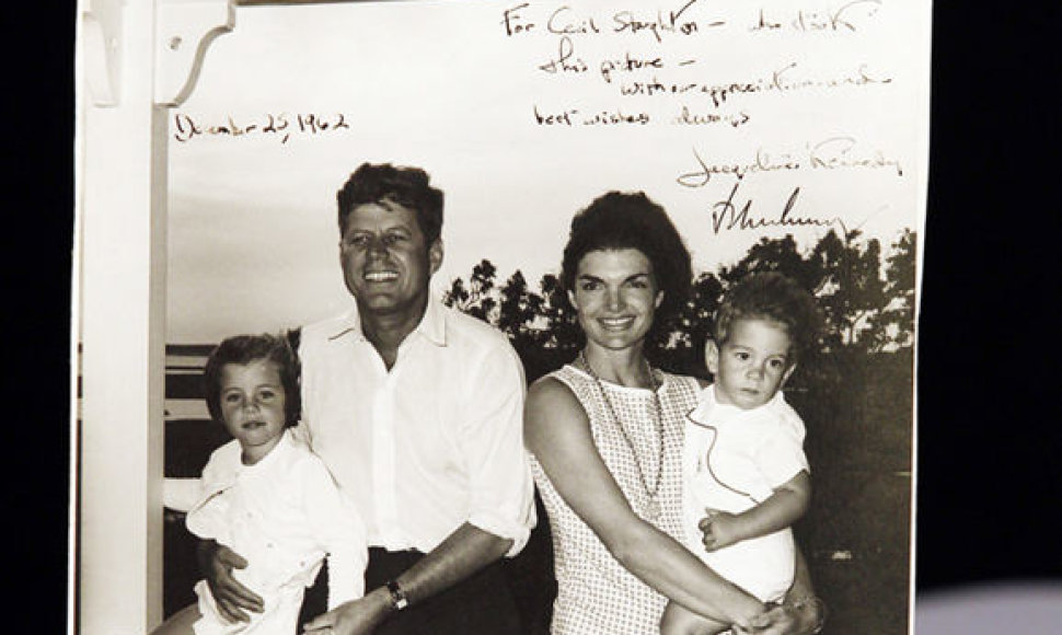 J. F. Kennedy su žmona Jacqueline ir vaikais Caroline bei Johnu jaunesniuoju. 