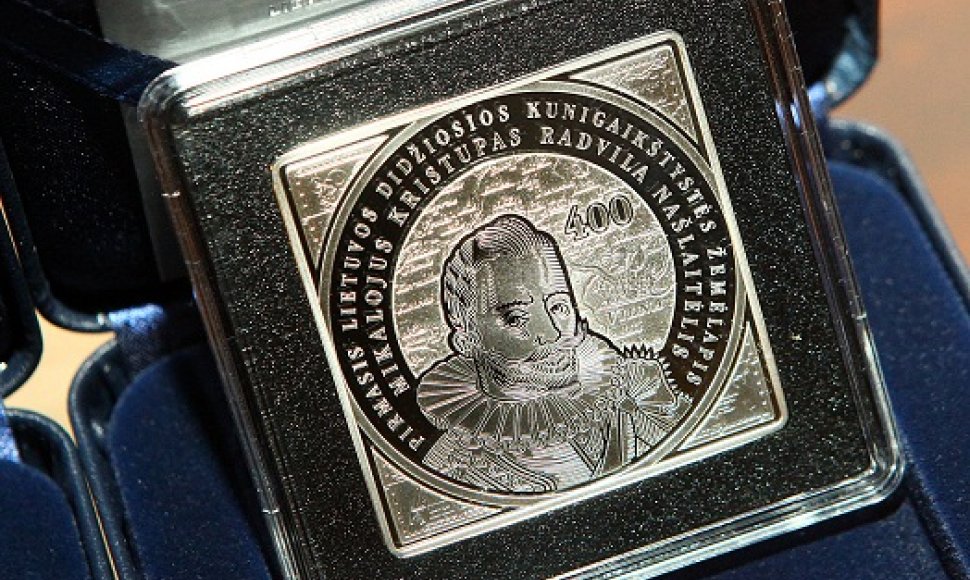 100 litų moneta skirta pirmojo LDK žemėlapio išleidimo 400 metų sukakčiai.
