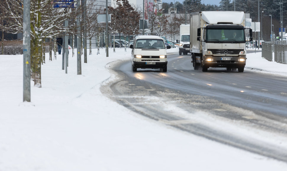 Dėl iškritusio sniego pablogėjusios eismo sąlygos Vilniuje