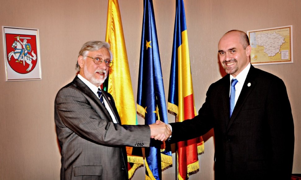 Lietuvos ambasadorius Rumunijoje Vladimiras Jarmolenka ir Lietuvos garbės konsulas Ionas Antonio Tache