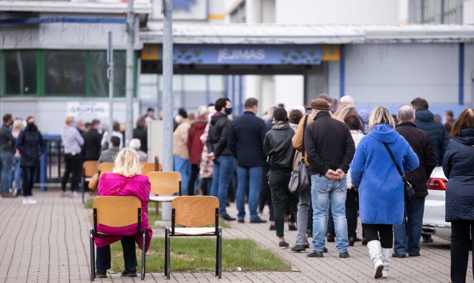 Žmonių eilės prie vakcinavimo centro „Litexpo“