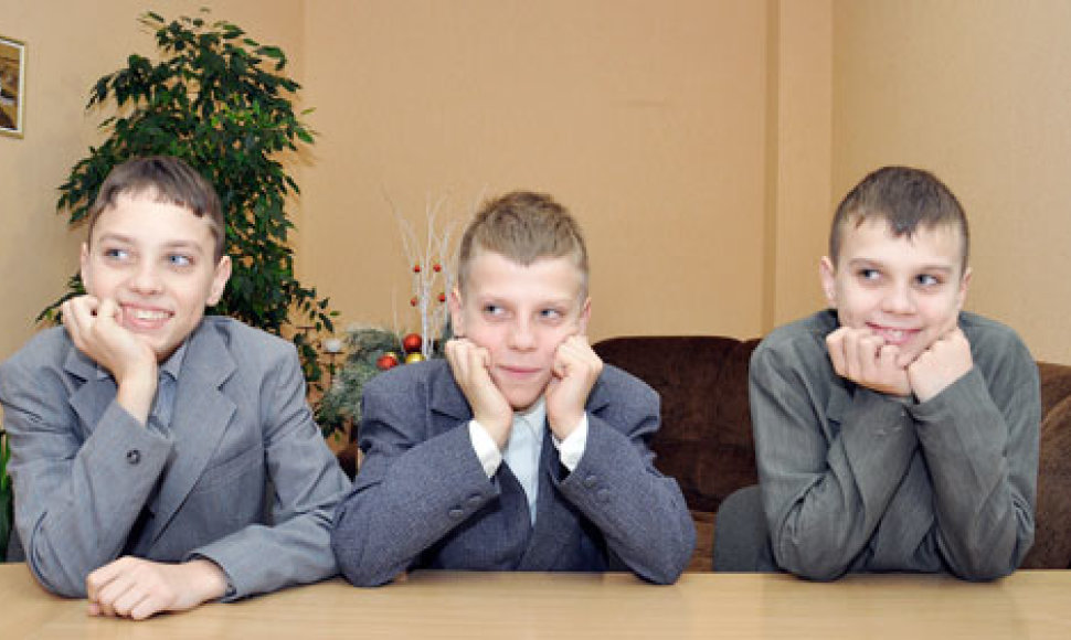 Nuotaikinga ir šelmiška paauglių brolių iš Jokūbavo trijulė: (iš kairės) Mantas, Darius ir Tomas Norvaišai. 