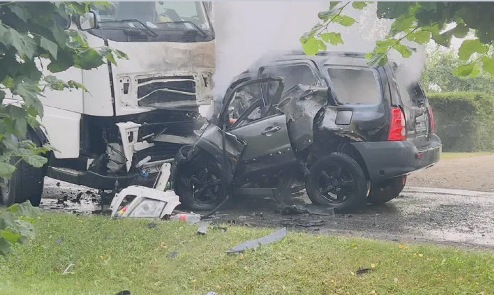 Eismo įvykis Lazdininkuose, Darbėnų seniūnijoje. Lengvasis automobilis, susidūręs su vilkiku, suliepsnojo.