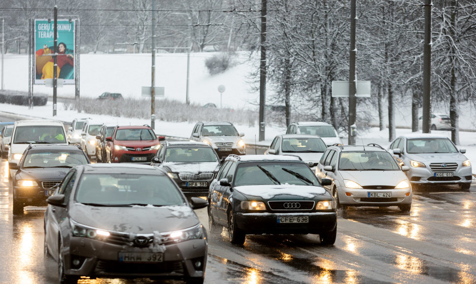 Dėl iškritusio sniego pablogėjusios eismo sąlygos Vilniuje