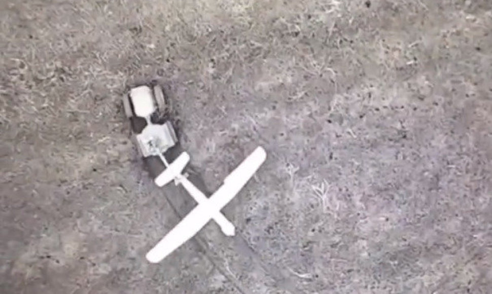 Pasitelkę robotą ukrainiečiai pričiupo rusų šnipinėjimo droną.